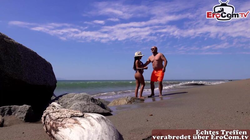 Latina am Strand von Mexico gefickt