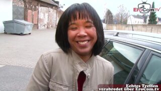 Deutsch Asiatische Frau auf der Straße angesprochen
