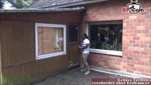 Reife deutsche Hausfrau fickt Flüchtling Nachbar