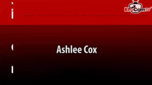 Extrem dünne Ashlee-Cox mit Minititten fickt User