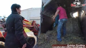 Reife deutsche Frau auf dem Bauernhof gefickt