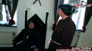 Priester vergreift sich an der Putzfrau in Kirche