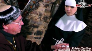 Junge Nonne zum zum Sex verführt im Kloster
