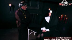 Reife Nonne von einem Priester im Kloster gefickt