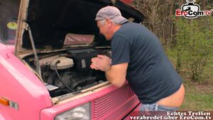 Notgeiler Opa fickt junge Frau im pink Wohnmobil
