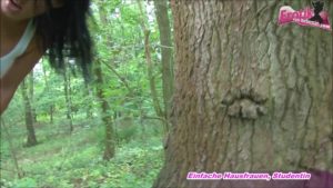 Große brünette Frau macht Ficktreffen im Wald