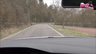 Junge Anhalterin mit roten Haaren mitgenommen und gefickt